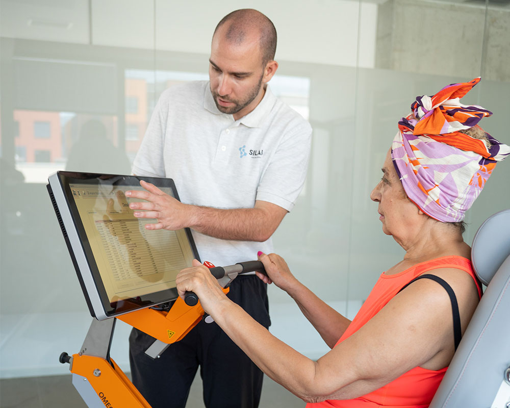 Starija osoba na robotskoj rehabilitaciji